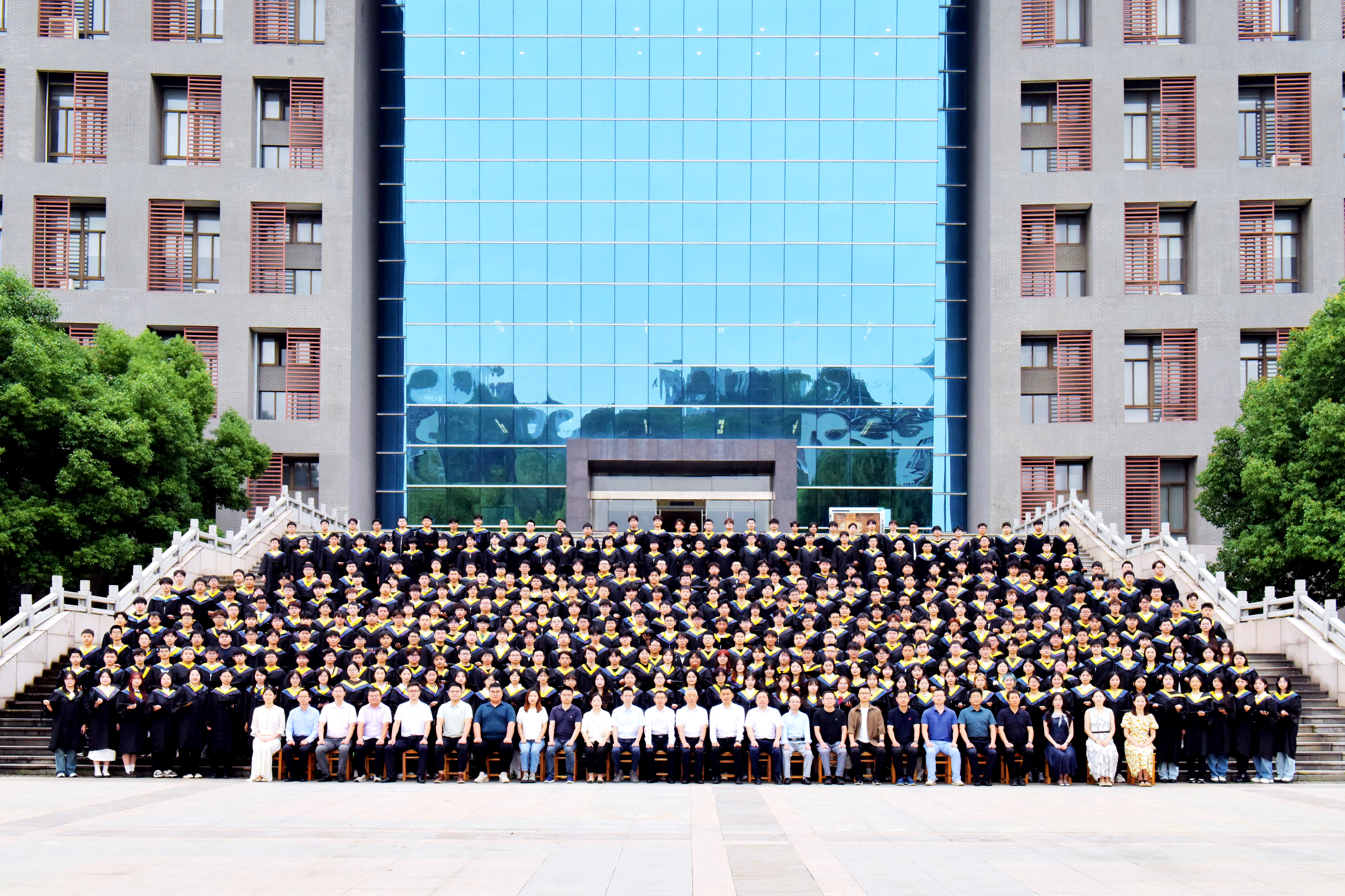 日本动漫
2025届毕业生合影